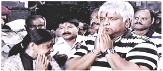 Arjunaa Ranatunga inside Mahalaxmi Temple