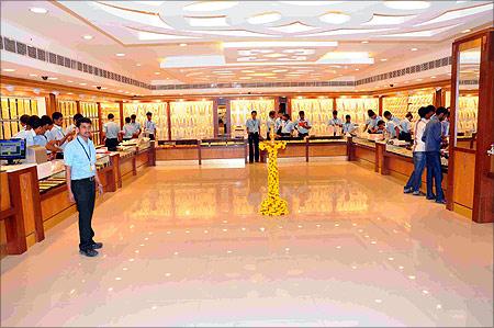 inside kalyan jeweller showroom