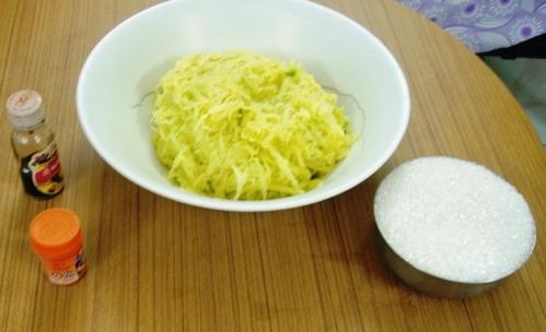 Mango grated to prepare to jam